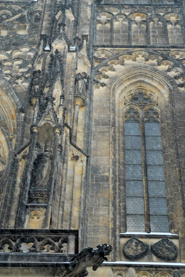 Собор святого Вита открывается сразу после внутренних городских ворот. Поэтому он ни у кого не влезает в кадр. Прага, Чехия