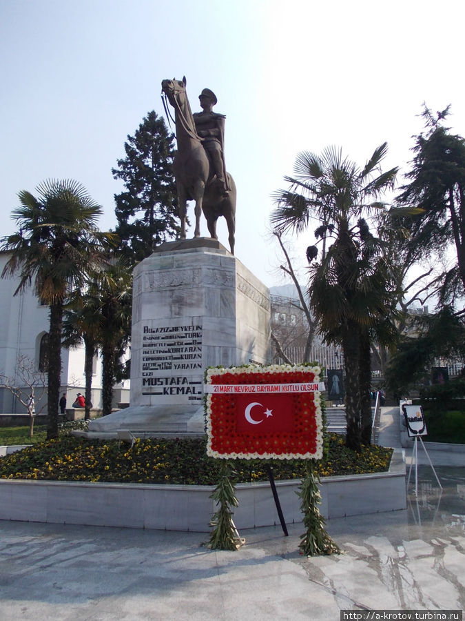 В городе Эдирне — конный Ататюрк Турция