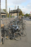Велосипеды около вокзала. Датчане экономят на транспорте, но не экономят на здоровье и сохраняют экологию.