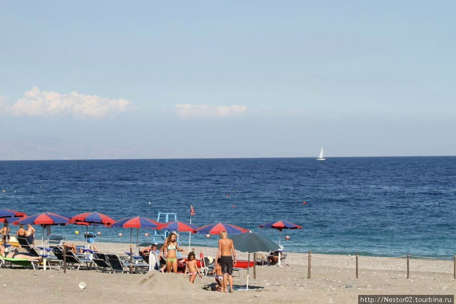 Летояни. Пляж отеля. Зонты и лежаки бесплатно. Сицилия, Италия