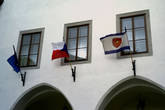 Роза Рожмберков украшает флаг города.