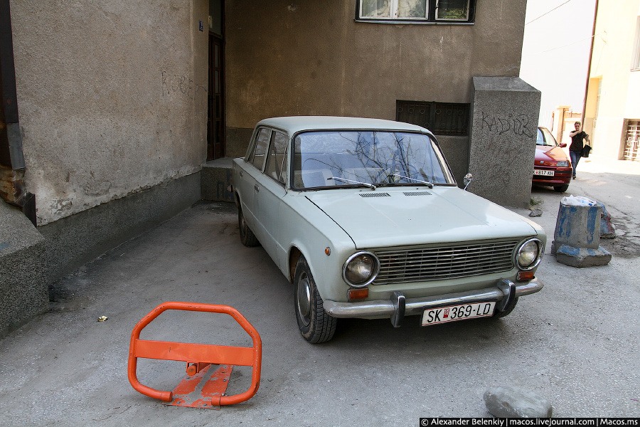 Взрослые очень любят автомобильный хлам. Скопье, Северная Македония