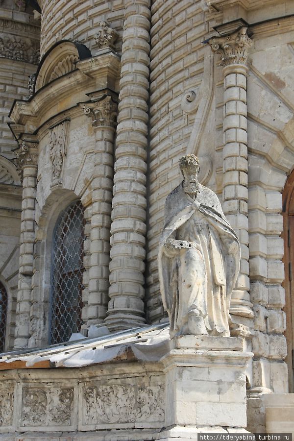 Фасады здания украшены скульптурами святых Дубровицы, Россия