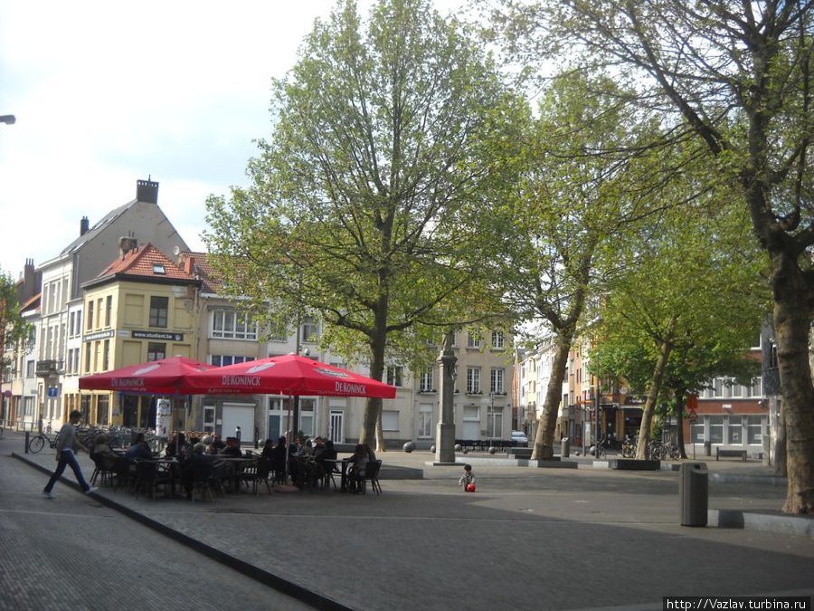 Площадь с кафешкой Антверпен, Бельгия
