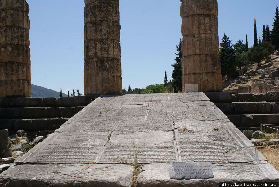 Руины храма Аполлона Дельфы античный город, Греция