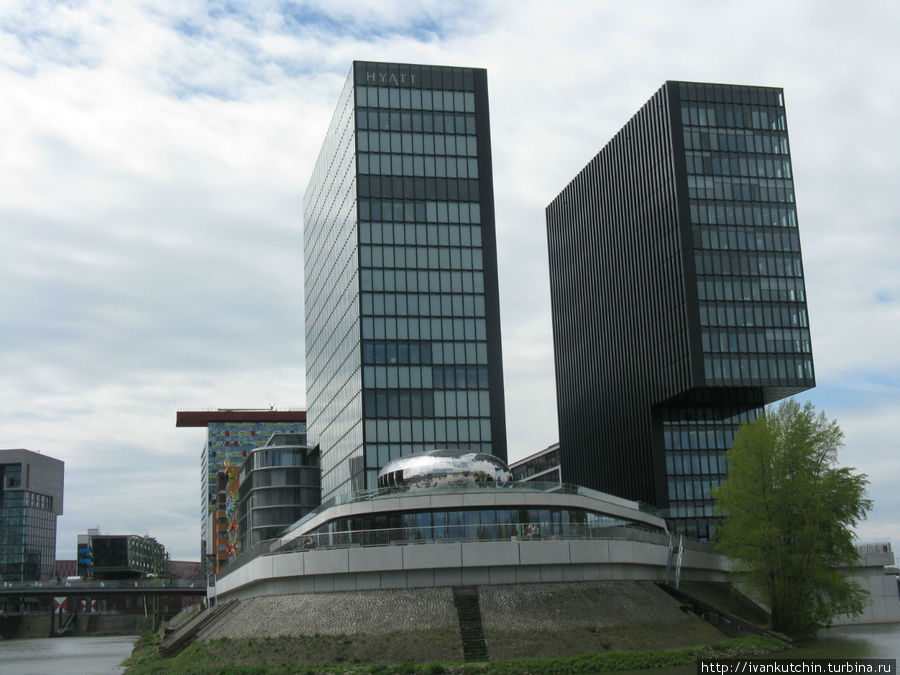 Издалека кажется, что это здания-близнецы, однако нет, они довольно сильно различаются по форме Дюссельдорф, Германия