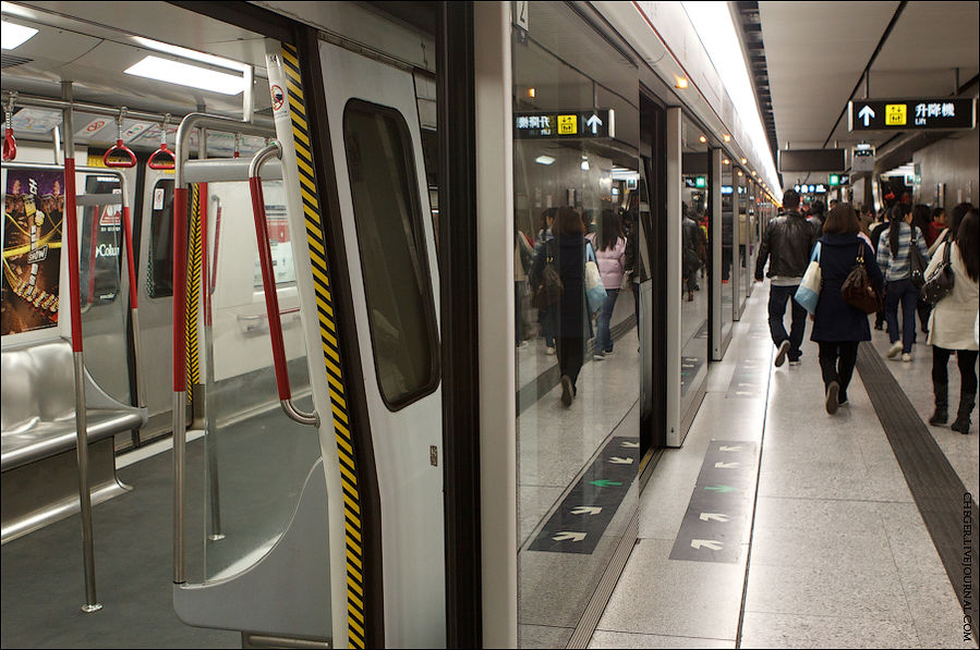Можно садиться в вагон. Почти на всех станциях в центре доступ к самим путям ограничен стеклянной стенкой и расползающимися дверями, которые открываются только по прибытии поезда Гонконг