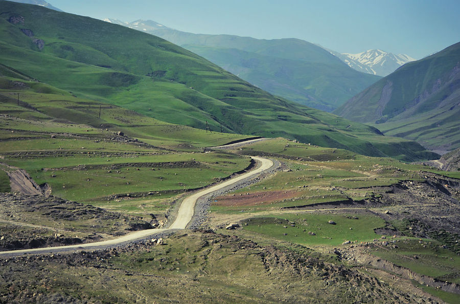 ..то расступятся, расстелив под ногами зеленую бархатистую равнину.. Хыналыг, Азербайджан
