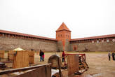 Поле внутри замка, где когда-то проходили сражения рыцарей, теперь тут ежегодно проводятся реконструкция этих битв.