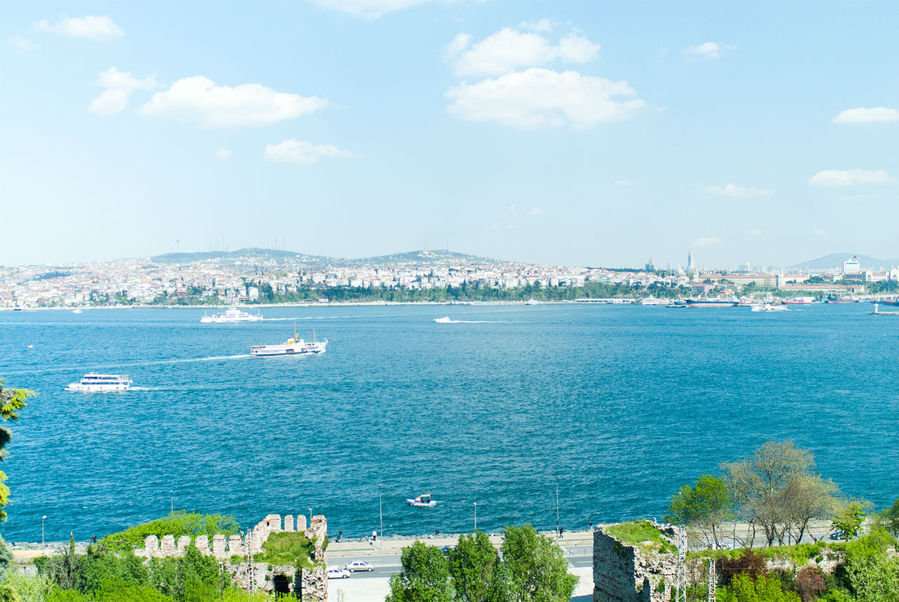 Дворец находится на самом выгодном месте во всех стратегических, живописных и исторических смыслах. Стамбул, Турция