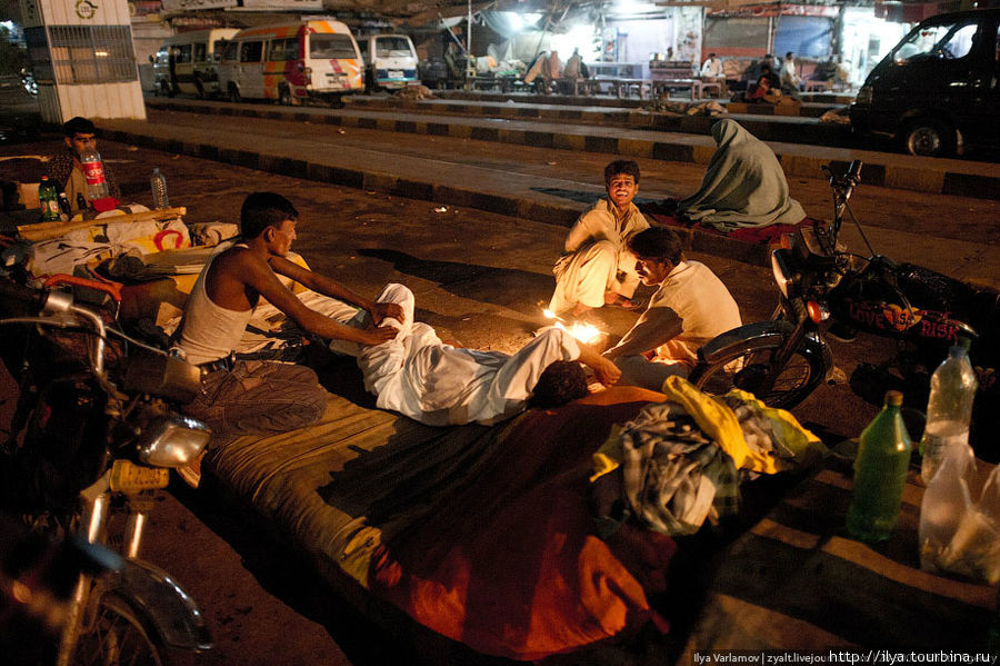 Ночью на улицы выползают массажисты. Этот кадр я сделал в час ночи на автобусной станции. Лахор, Пакистан