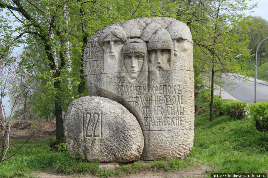 Памятный камень на входе в Кремль у Ивановской башни Нижний Новгород, Россия