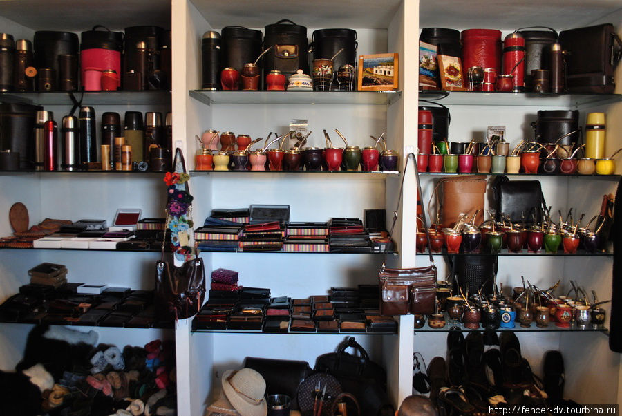 Крайне популярны в Уругвае изделия из кожи: те же бамбильи, термосы, кошельки, сумки. Монтевидео, Уругвай