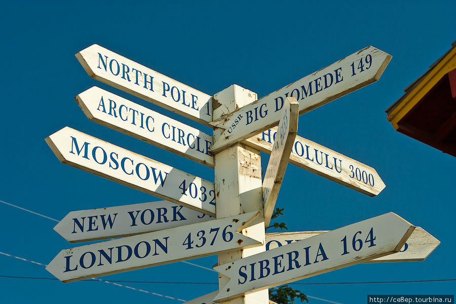 В городе имеется елочка из указателей — обратите внимание, до Сибири 164 километра! Ном, CША