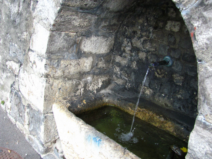 В отвесной стене серпантина иногда попадались кранчики с водой Лозанна, Швейцария