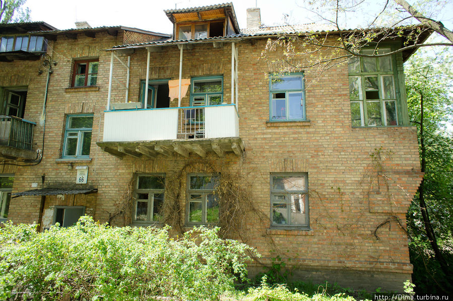 Бельё сушится на балконах и во дворах Киев, Украина