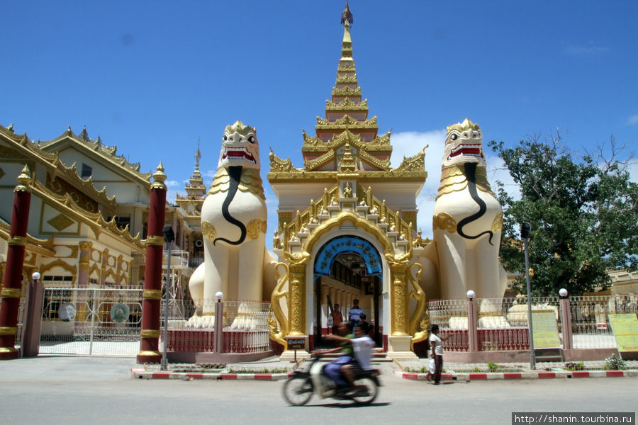 У входа в пагоду Шве Сиен Кхон в Мониве Монива, Мьянма