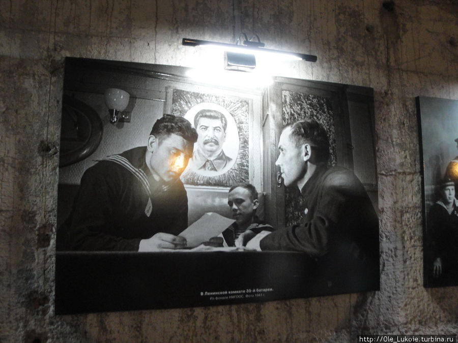 Фотография в Ленинской комнате. Этот портрет И. Сталина находится сейчас в музее Севастополь, Россия