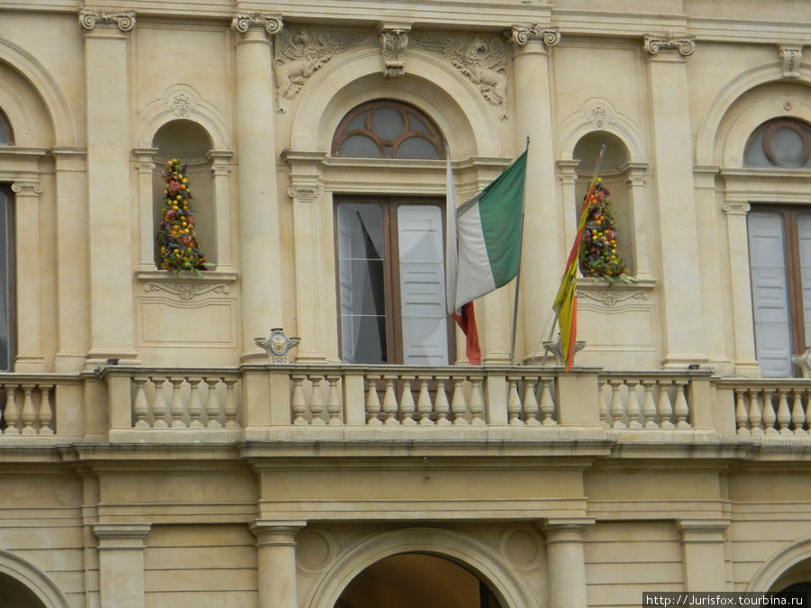 На фасаде ратуши невянущие букеты из керамики Кальтаджироне, Италия