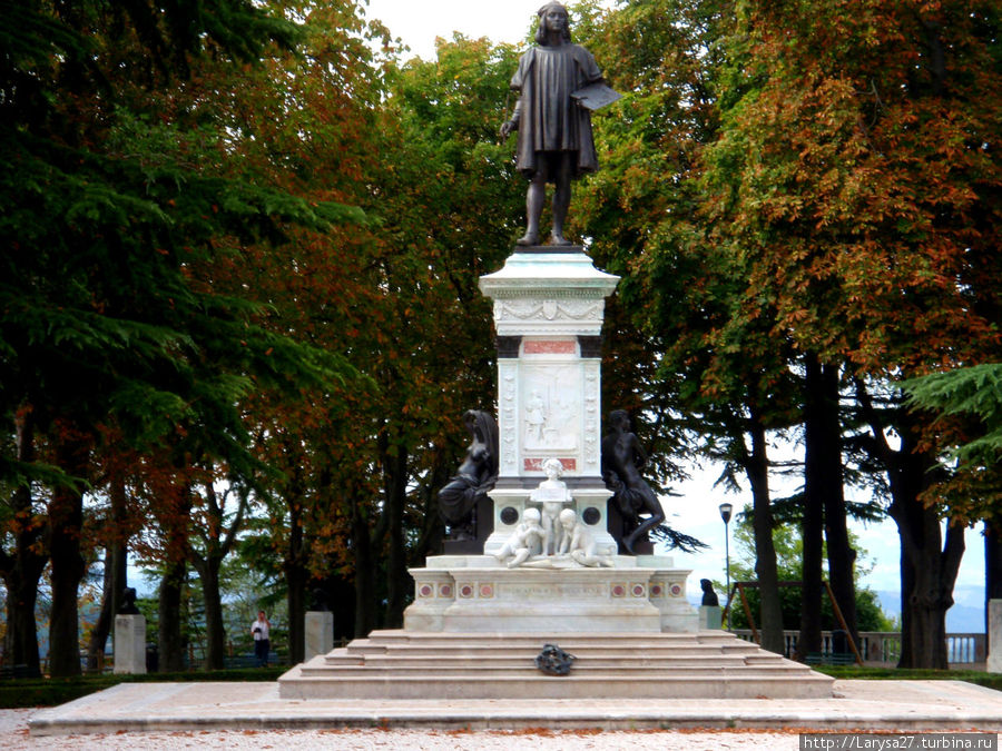 Памятник Рафаэлю Урбино, Италия
