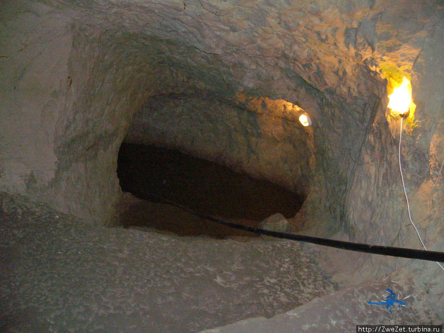 Подземный колодец в Чуфут-Кале Бахчисарай, Россия