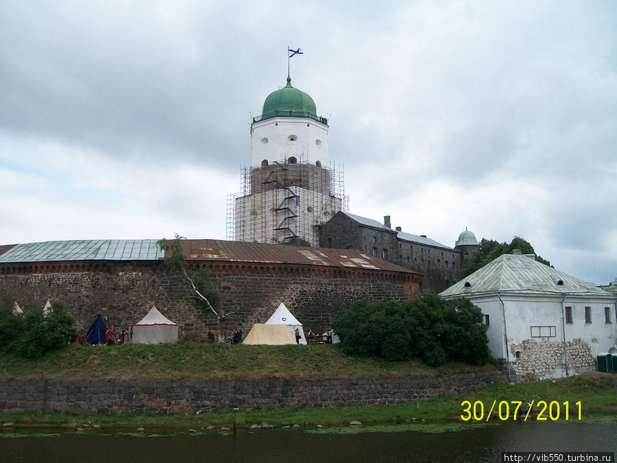 Рыцарский замок в окружении (фестивальных) тамплиерских шатров. Выборг, Россия