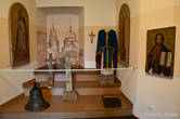Также здесь есть зал с церковными экспонатами и рукописными иконами.