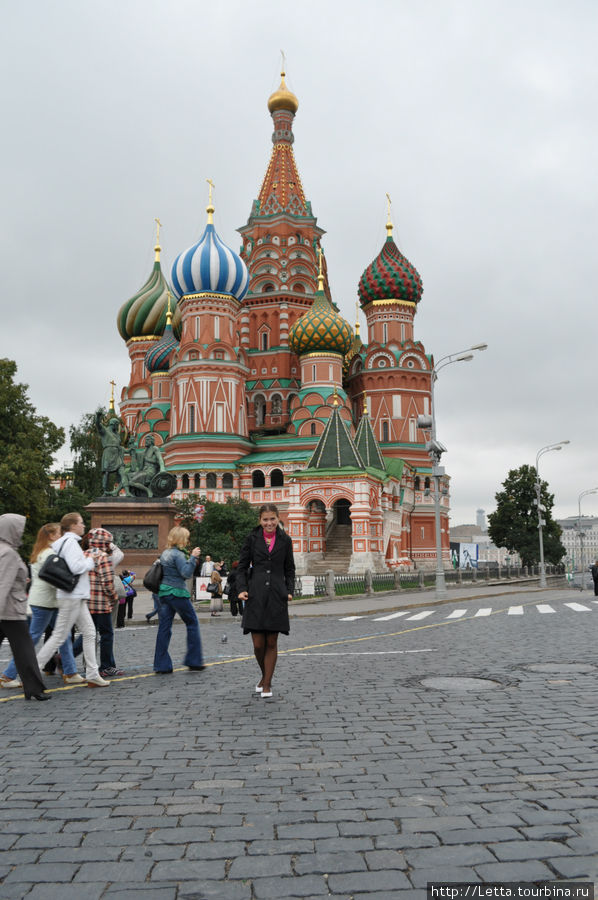 Гибридные, электро и ретро автомобили на Красной площади Москва, Россия