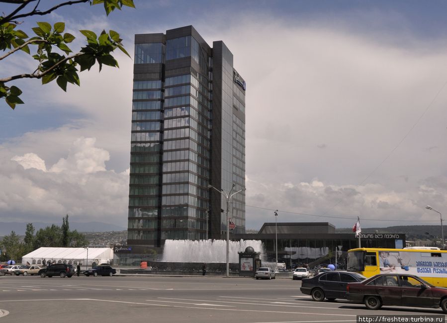 Высотку конца 80-х на проспекте Руставели в новом столетии превратили в отель одного из крупных гостиничных брендов класса люкс. Тбилиси, Грузия