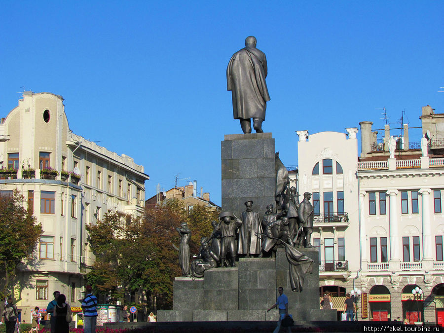 Памятник Тарасу Шевченко. Вид из парка. Харьков, Украина