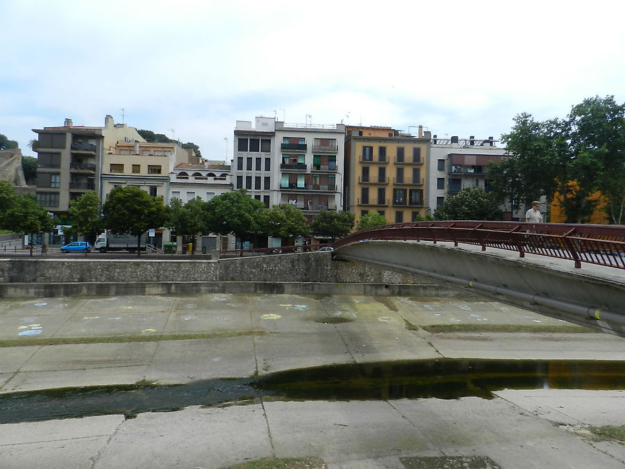 Оньяр из реки превратился в ручеёк Жирона, Испания