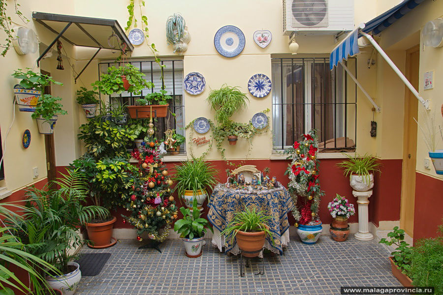 Так украшают внутренние дворики Малага, Испания