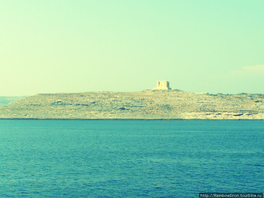 Это остров Комино. Здесь снимали фильм Троя, с Брэдом Питом. Остров Гозо, Мальта