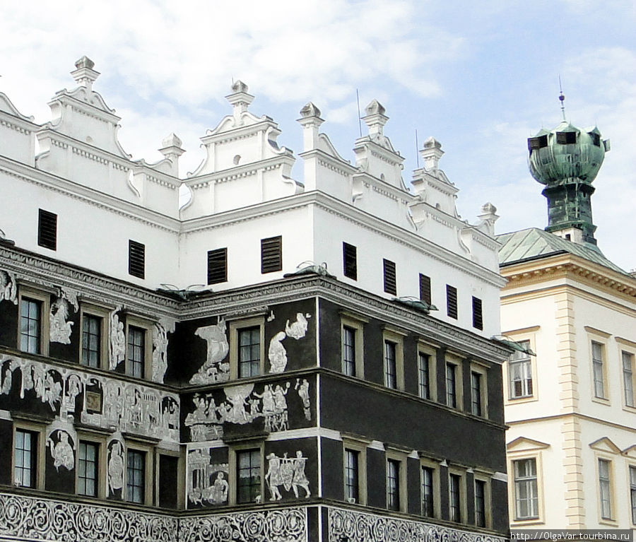 Дом «У черного орла»  построен   в 1560-1564 годах. Его фасад украшен росписью по библейским мотивам, исполненной в технике сграффито в черно-белых тонах, а черепичную крышу закрывают белоснежные щиты, по форме напоминающие корону Литомержице, Чехия
