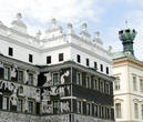 Дом «У черного орла»  построен   в 1560-1564 годах. Его фасад украшен росписью по библейским мотивам, исполненной в технике сграффито в черно-белых тонах, а черепичную крышу закрывают белоснежные щиты, по форме напоминающие корону