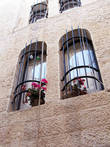 Я заметила, что и в Иерусалиме, и в Вифлееме в почете новогодние шарики как обычные украшения. Забавно.