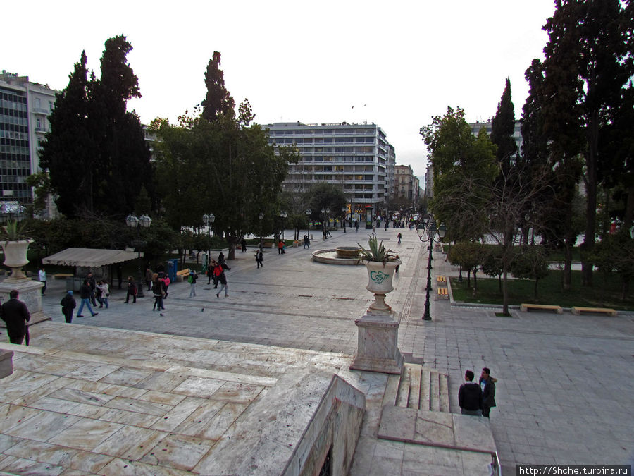 А на другом конце площади уже виднеются ряды протестующих Афины, Греция