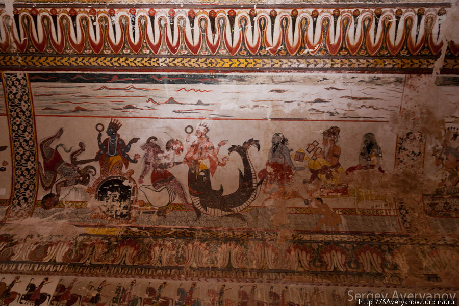 Дворец Радж Махал, изображения инкарнаций Вишну в образе рыбы, спасающей первочеловека Ману и черепахи, сражающейся с демонами Гвалиор, Индия
