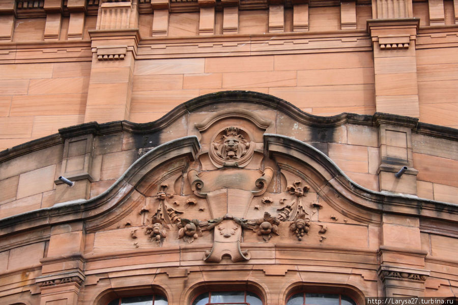 Деталь фасада здания Художественной галереи и музея Келвингроув Глазго, Великобритания
