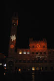 На палаццо Публико проецируются различные рождественские символы.