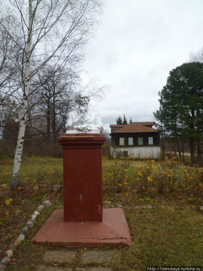 Памятник поэту в Грешнево Ярославская область, Россия