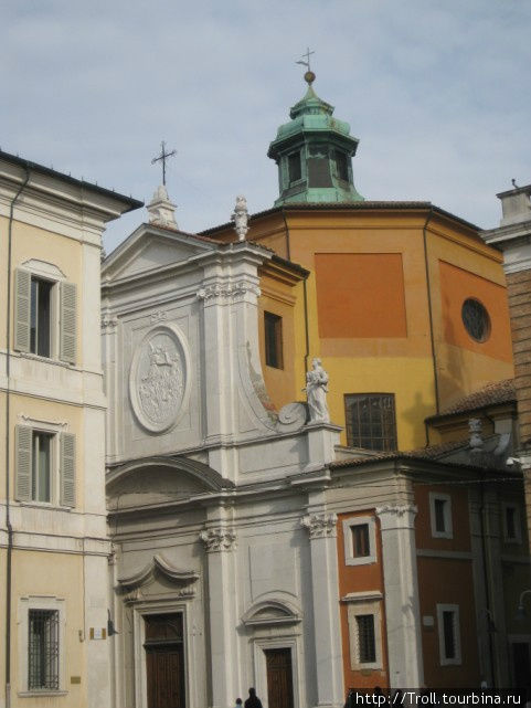 Церковь мало того совершенно нестандартной архитектуры, но еще и задвинута в узкую улицу Равенна, Италия