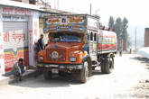 Улицы Катманду. Бензовоз с контрабандной соляркой