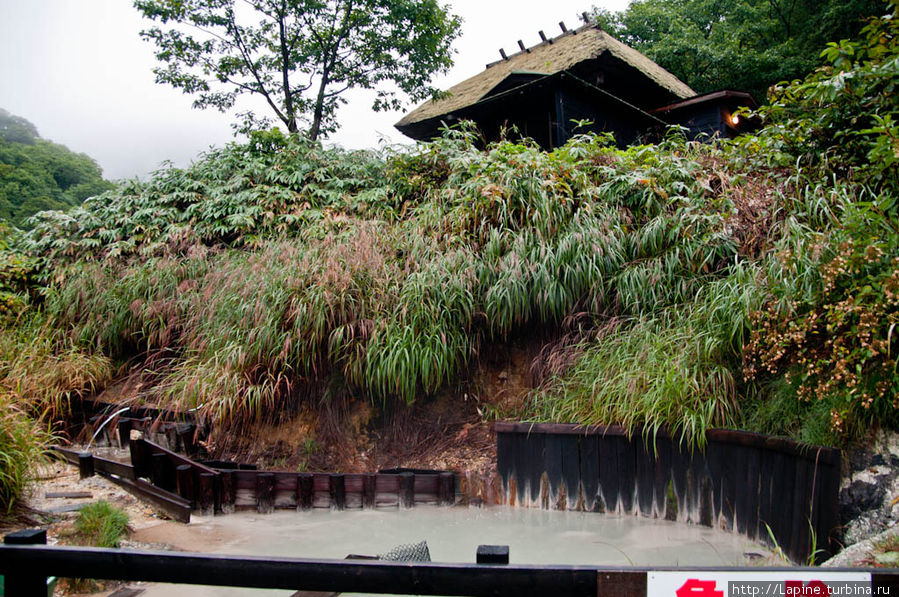 Внизу картинки — не река, а один из выходов кипящей серной воды на поверхность. Сэнбоку, Япония