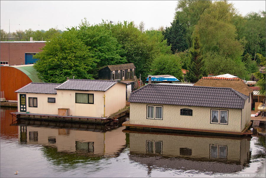 Отель у нас располагался недалеко от реки Амстел, а как вы знаете в Голландии достаточно популярно жилье на реках, выглядит это примерно вот так. Амстердам, Нидерланды