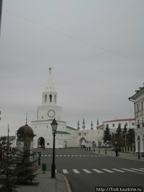 Вход в Кремль, как его видно с Московской улицы Казань, Россия