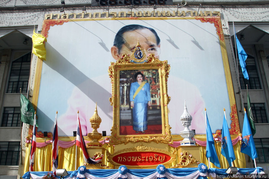 Гигантский плакат короля и чуть поменьше — королевы Бангкок, Таиланд