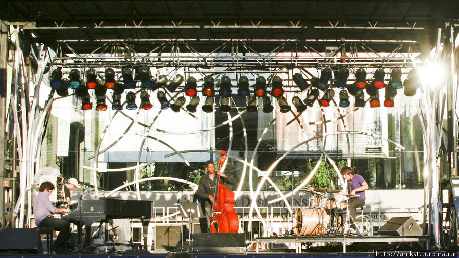 Джаз и фейерверки над Монреалем Монреаль, Канада
