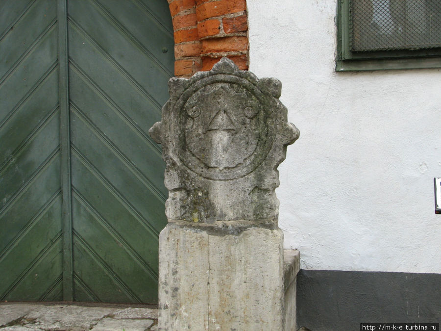 Камень у входа в старый дом Рига, Латвия
