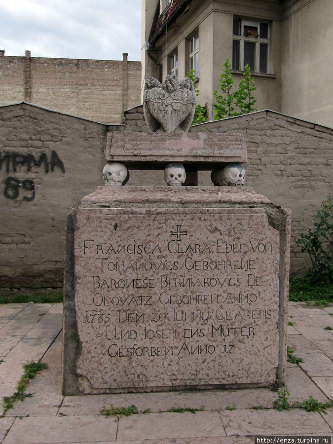Этот монумент установлен в память о геноциде армян 1915-1918 гг.